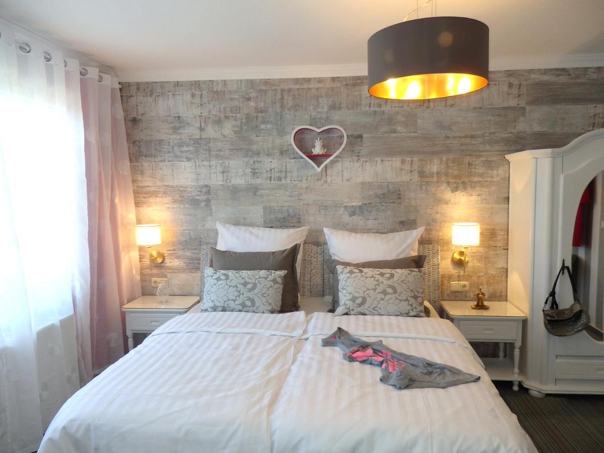 Strandhotel Villa Louisa & Appartementhaeuser Villa Josephine Und Villa Christine ยูลิอุสรู ภายนอก รูปภาพ