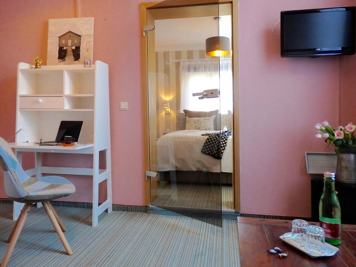Strandhotel Villa Louisa & Appartementhaeuser Villa Josephine Und Villa Christine ยูลิอุสรู ภายนอก รูปภาพ