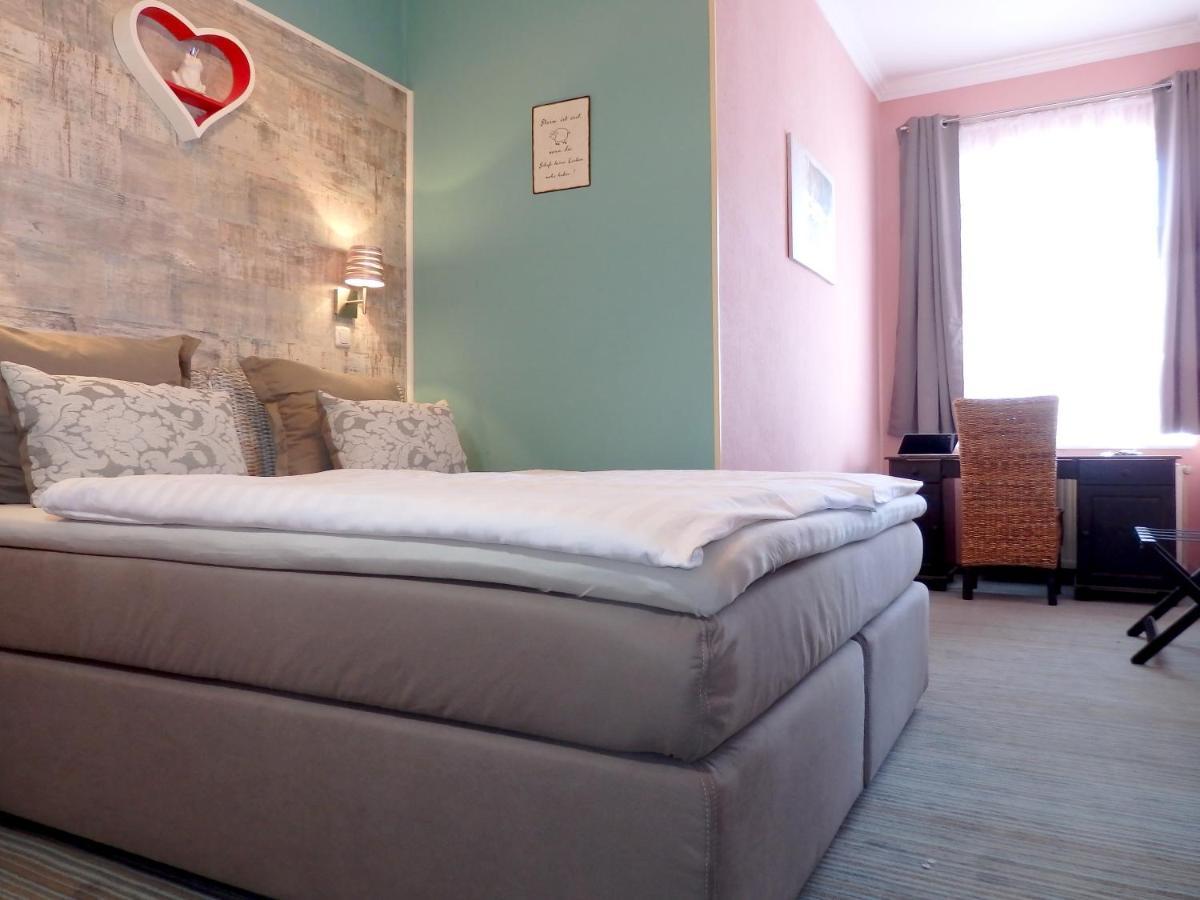 Strandhotel Villa Louisa & Appartementhaeuser Villa Josephine Und Villa Christine ยูลิอุสรู ภายนอก รูปภาพ