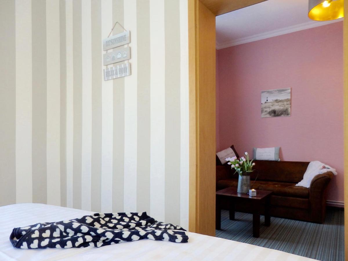 Strandhotel Villa Louisa & Appartementhaeuser Villa Josephine Und Villa Christine ยูลิอุสรู ภายนอก รูปภาพ